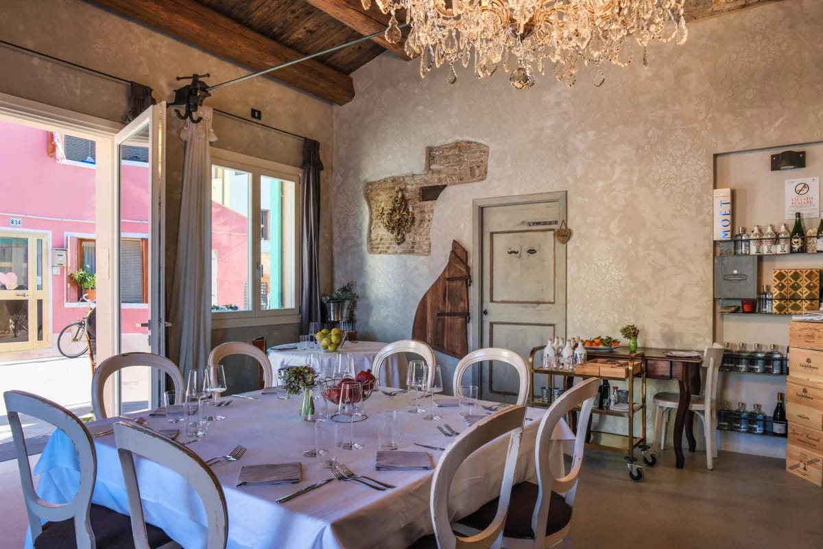 Osteria Damare ostriche aperte al tavolo a Pellestrina